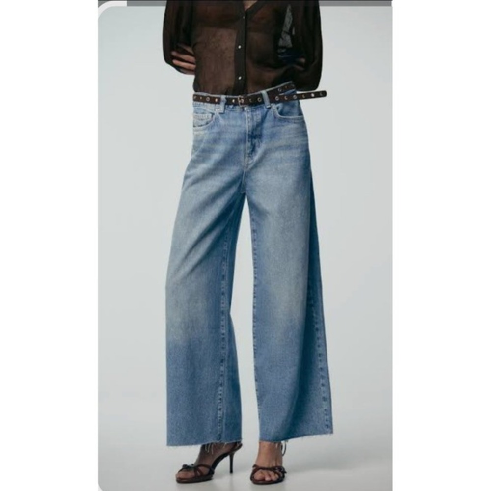 ZARA Wide Leg Cropped Jeans Distressed Raw Hem Light Wash Denim‎